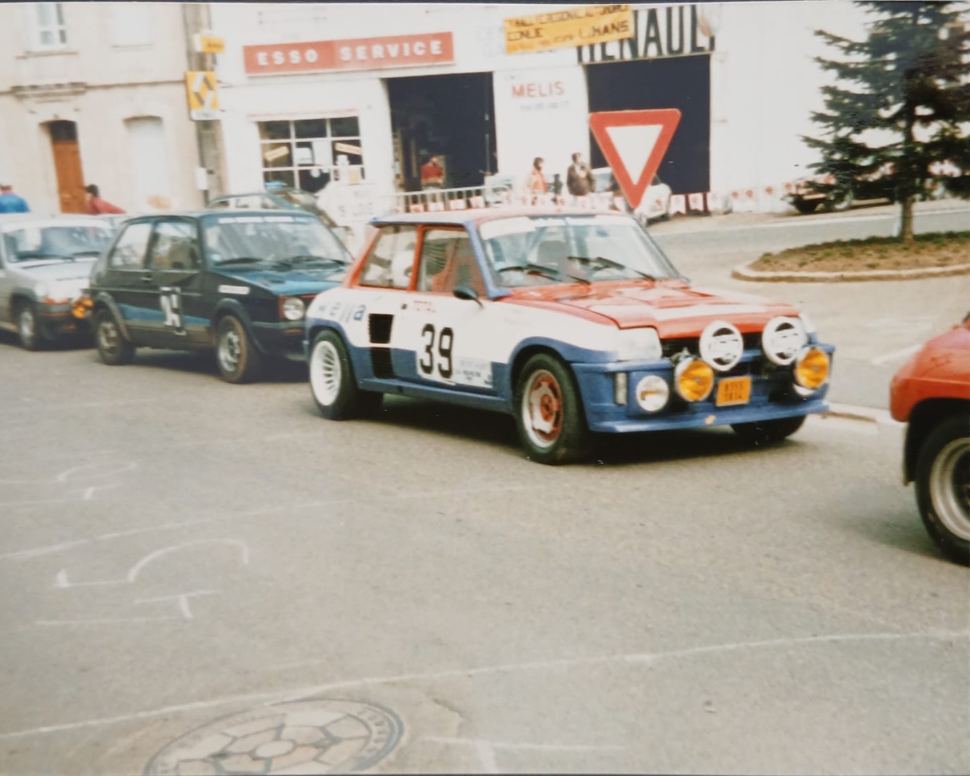 R5 Turbo devant le garage de Jacques MELIS